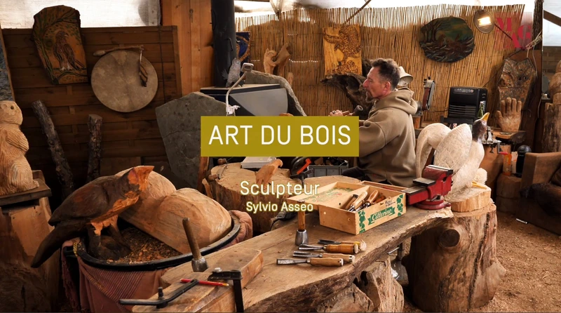Sylvio Asseo dans son atelier, image du film Art du bois