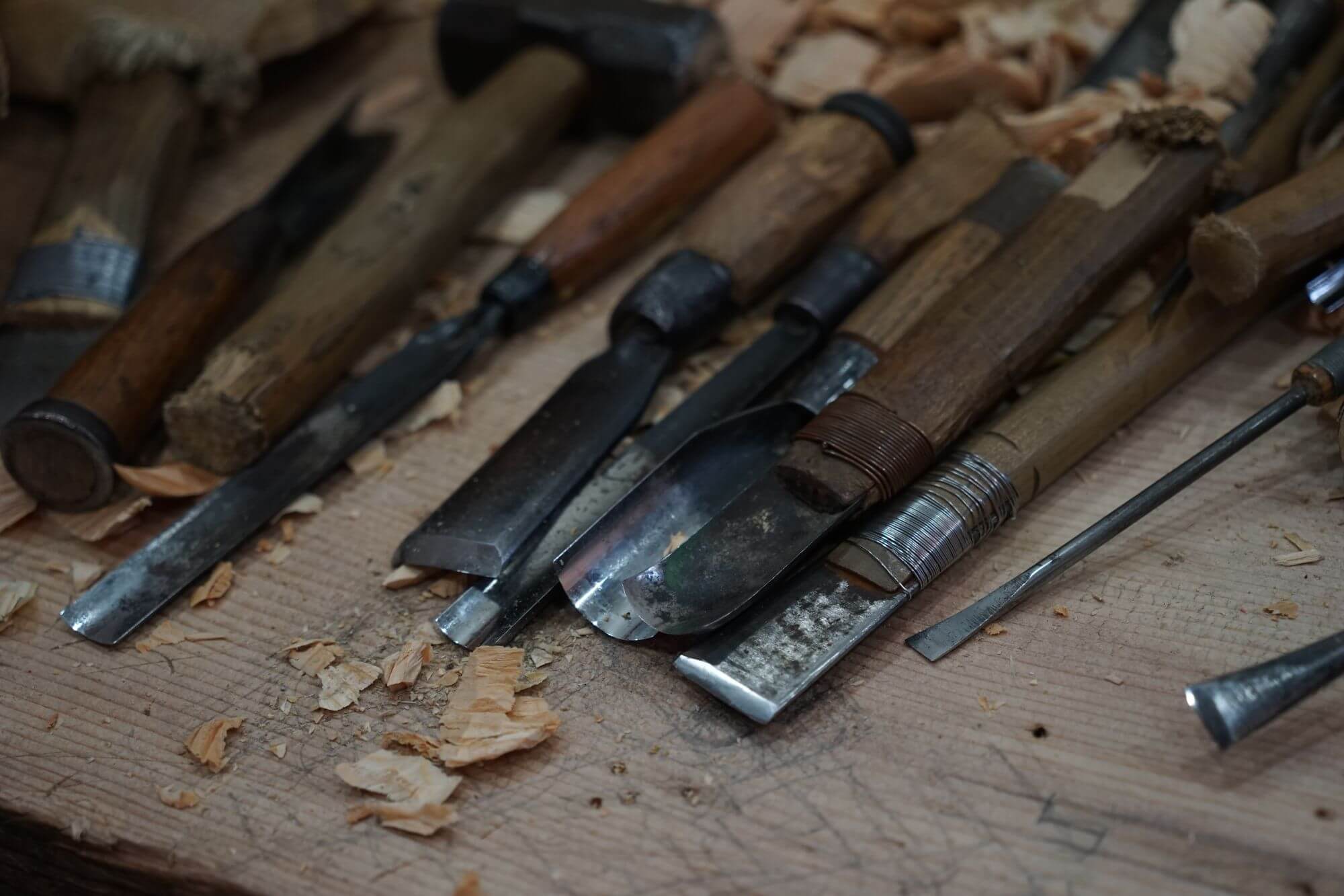 Outils de sculpture sur l’établi de Sylvio Asseo